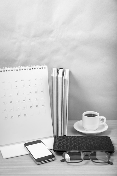kancelářský stůl: káva s telefonem, Stoh knih, brýle, peněženky, - Fotografie, Obrázek