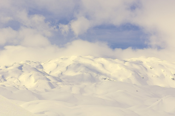 zimowy krajobraz z pokrytymi śniegiem górami. - Zdjęcie, obraz