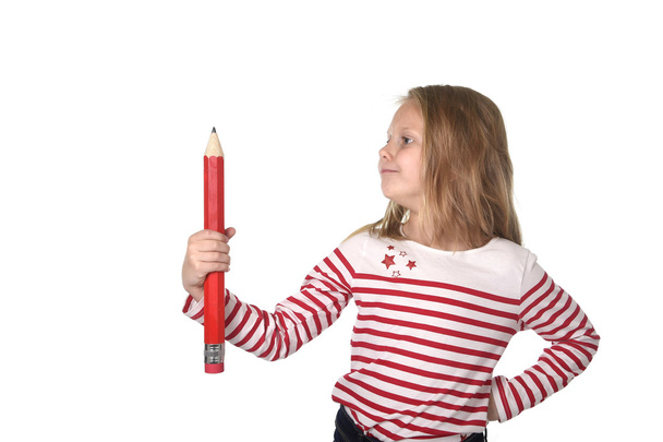 doux beau enfant femelle 6 à 8 ans tenant énorme stylo rouge école fournitures concept
 - Photo, image