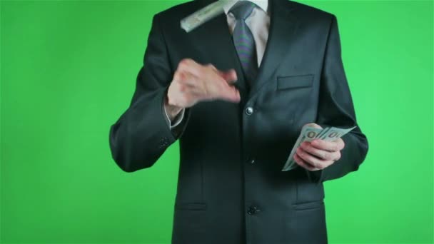 Pohledný mladý muž chytat peníze na chroma klíč - Záběry, video