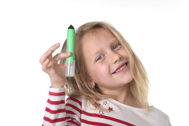 dulce hermosa niña sosteniendo dibujo y escritura marcador escuela suministros concepto
 - Foto, Imagen