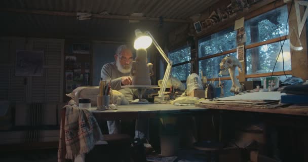 Artista antigo modela uma escultura de barro em um pequeno estúdio
 - Filmagem, Vídeo