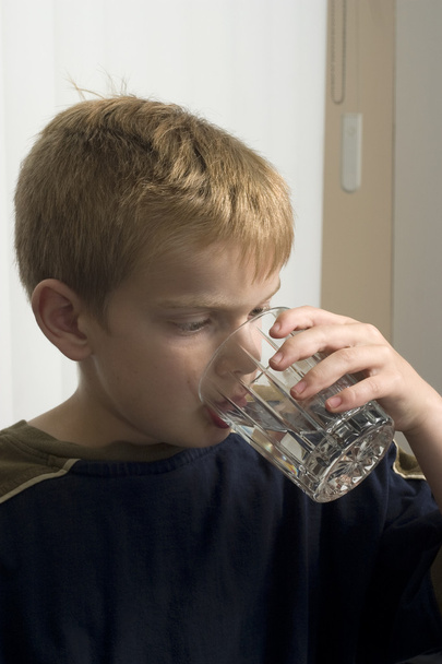 Menino bebendo água
 - Foto, Imagem