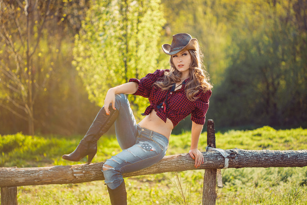 Girl with cowboy hat - Foto, afbeelding