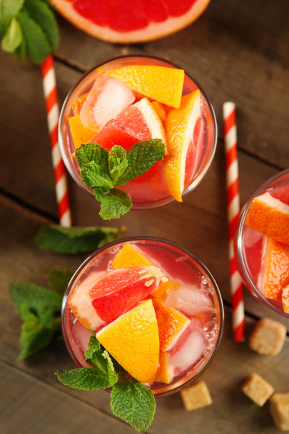 Ripe grapefruits and fresh juice with mint, close up - Foto, Imagem