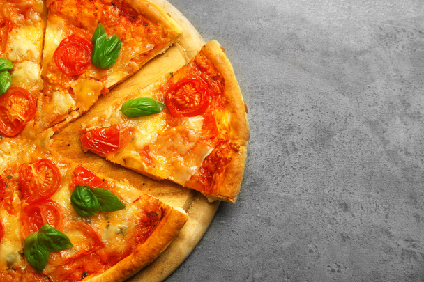 Sliced Margherita pizza on grey background - 写真・画像