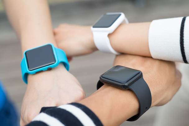 Skupina lidí nosí hodinky smartwatch dohromady - Fotografie, Obrázek