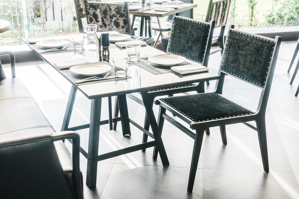 Cadeiras vazias e mesas no restaurante
 - Foto, Imagem