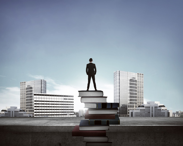 Homme debout sur le dessus des livres regardant la ville
 - Photo, image