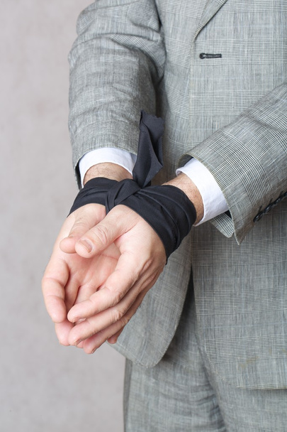 Miehen sidottu kädet musta kangas
 - Valokuva, kuva