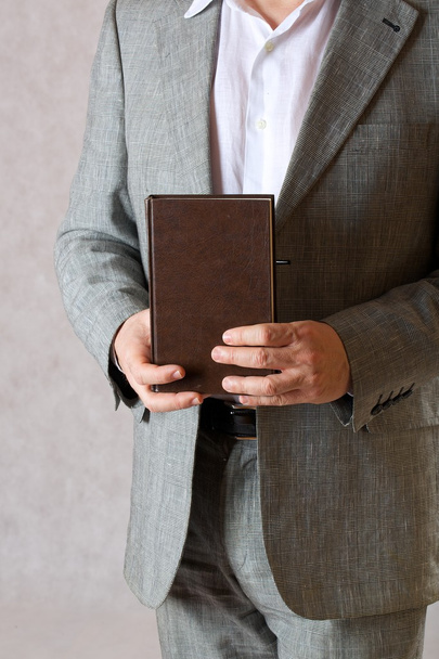 Kirja, joka on miehen käsissä. lähikuva-analyysi
 - Valokuva, kuva