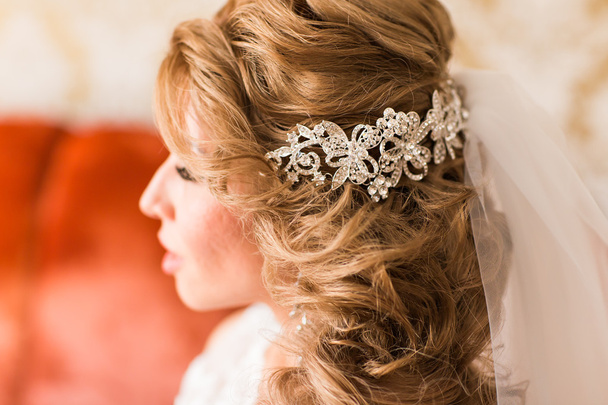 jonge vrouw bruid met mooie kapsel en stijlvolle haren accessoire, achterzijde uitzicht - Foto, afbeelding