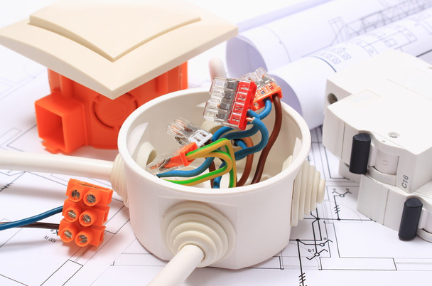 Onderdelen voor elektrische installaties en constructie diagrammen - Foto, afbeelding