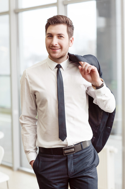 Θετικό επιχειρηματικό άνθρωπος που κρατά το σακάκι στον ώμο - Φωτογραφία, εικόνα