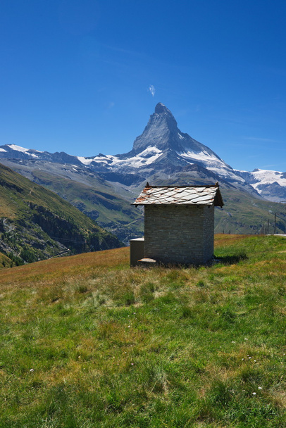 Matterhorn ve bir kulübe - Fotoğraf, Görsel
