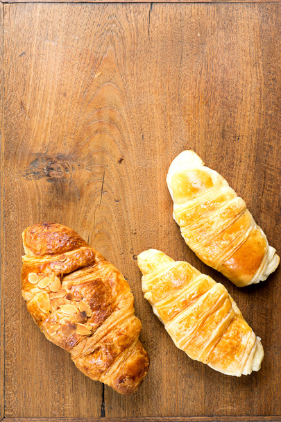 круасанна пекарня на дерев'яному столі
 - Фото, зображення