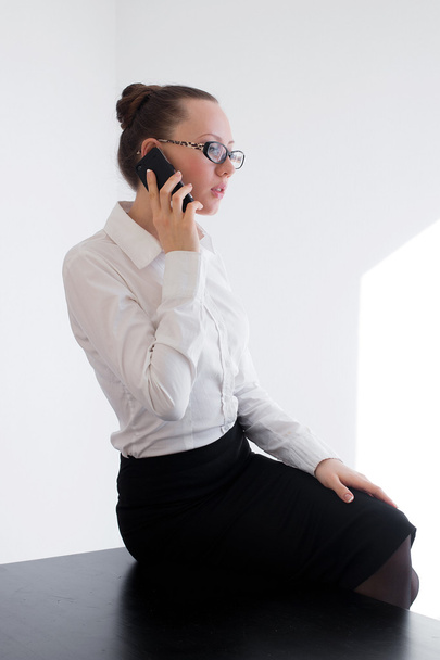 Chica de negocios hablando por teléfono
 - Foto, imagen