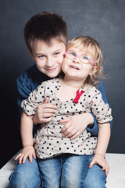 Klein meisje en jongen Sibling glimlachen. 2 en 10 jaar - Foto, afbeelding