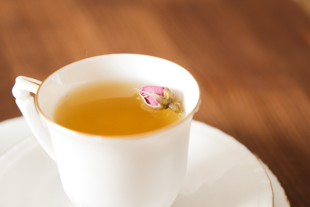 Vintage cup of tea with rosebuds,on brown background - Foto, Imagem