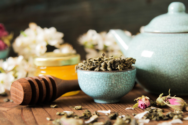 Čínská čajová sada s modrými květy růží a zelené, s hon - Fotografie, Obrázek