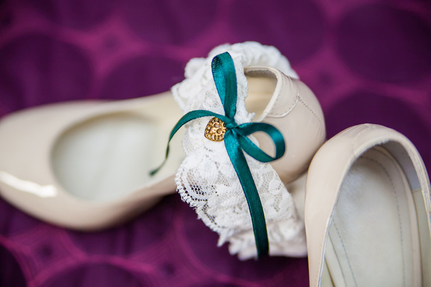 Közeli kép: a menyasszony fehér cipő - Fotó, kép