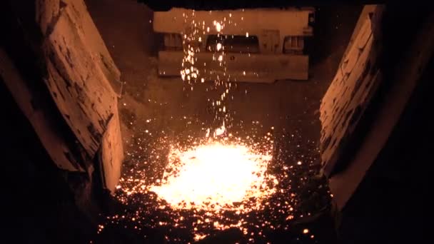 Drops of molten iron - Кадры, видео