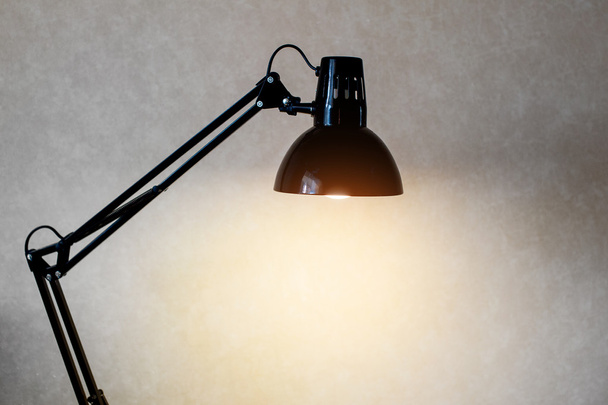 Lámpara de mesa negra vintage encendida en la habitación
 - Foto, Imagen