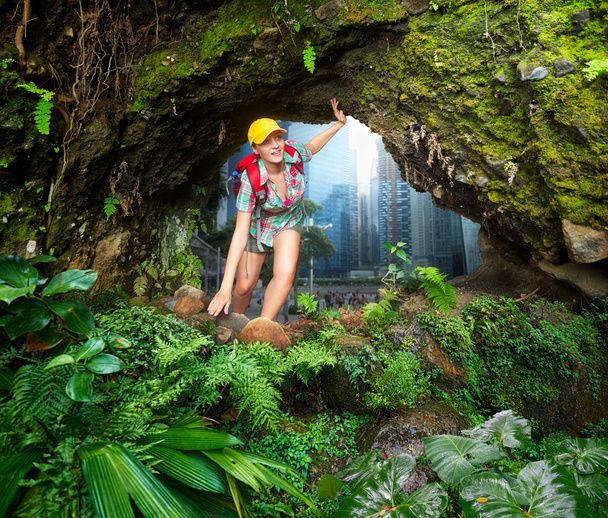 Nő természetjáró felfedezni a gyönyörű dzsungel - Fotó, kép