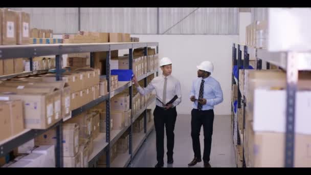 Geschäftsleute gehen durch Industrielager - Filmmaterial, Video