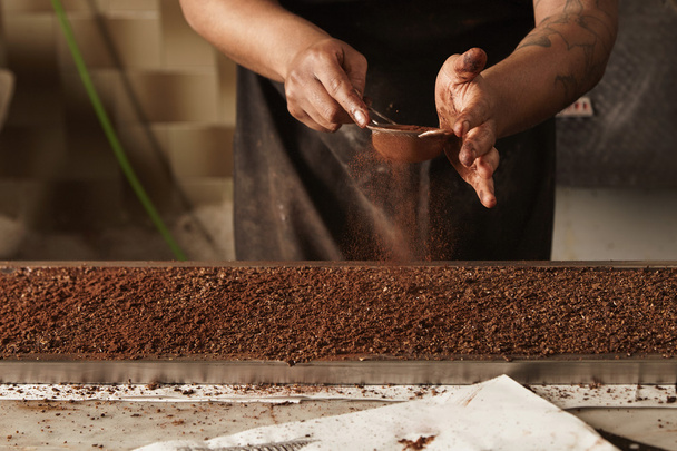 szef gotowania ciasta czekoladowe i nalewa kilka przypraw - Zdjęcie, obraz