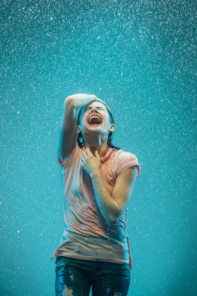 El retrato de la joven y hermosa mujer bajo la lluvia
 - Foto, Imagen