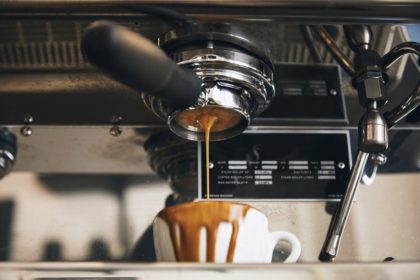 Fresh morning espresso coffee pouring through the bottomless portafilter - Fotoğraf, Görsel