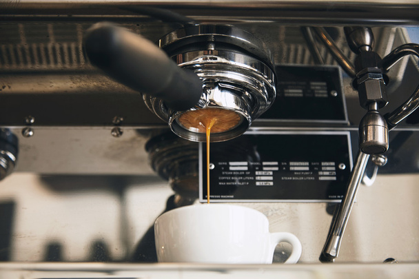 Fresh espresso coffee brewing through the bottomless portafilter - Fotoğraf, Görsel