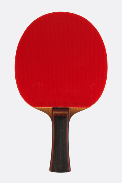 Raqueta usada para jugar al tenis de mesa aislado sobre fondo blanco
. - Foto, imagen