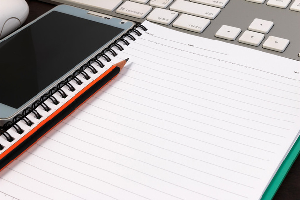 Cep telefonu, klavye, not defteri ve kalem bir tablo. - Fotoğraf, Görsel