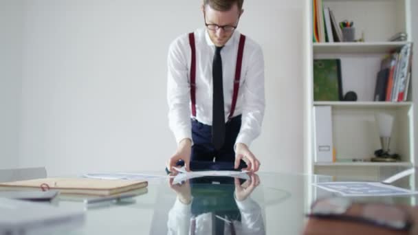  zakenman kijken naar papierwerk - Video