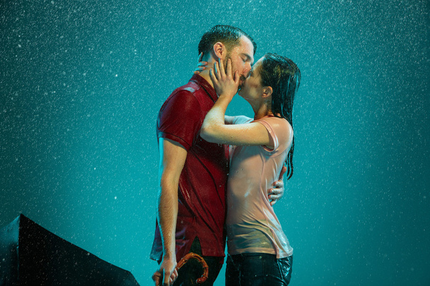 The loving couple in the rain - Foto, afbeelding