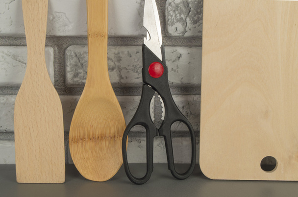 Utensilios de cocina y herramientas tijeras, tablas, cucharas. Copiar espacio
 - Foto, imagen