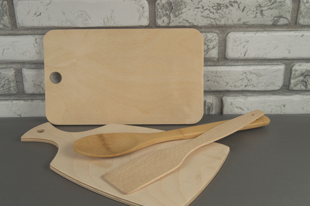 Кухонные инструменты режущие доски, ложки. Копирование текста
 - Фото, изображение
