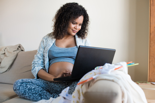 Беременная женщина делает покупки онлайн
 - Фото, изображение