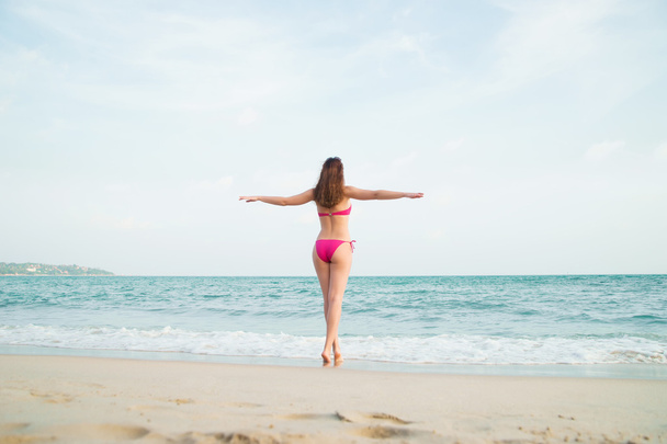 Ragazza calda che indossa bikini rosa sulla spiaggia estiva
 - Foto, immagini