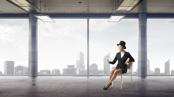 Бізнес-леді на стільці в офісі
 - Фото, зображення