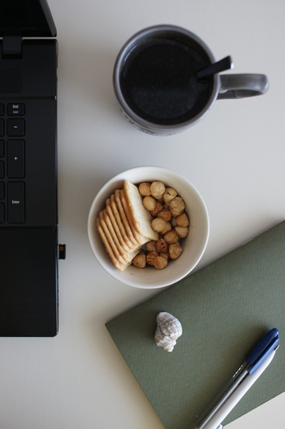 Nueces y galletas en su lugar de trabajo
 - Foto, Imagen