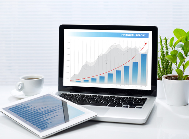 Фінансові графіки на ноутбуці та планшеті
 - Фото, зображення