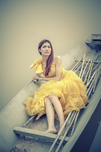 Asia Bella donna in abito giallo sedersi in barca
  - Foto, immagini