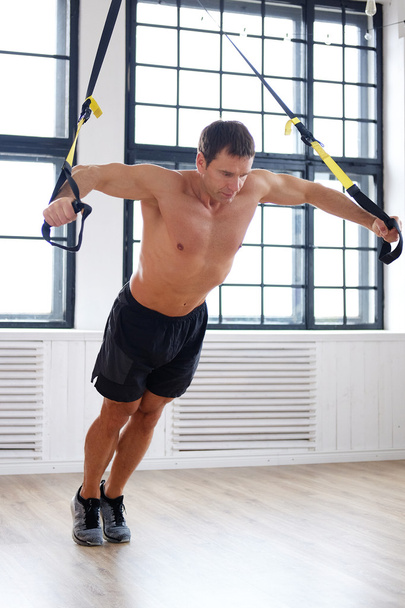 Muskularny mężczyzna robi triceps ćwiczenia - Zdjęcie, obraz