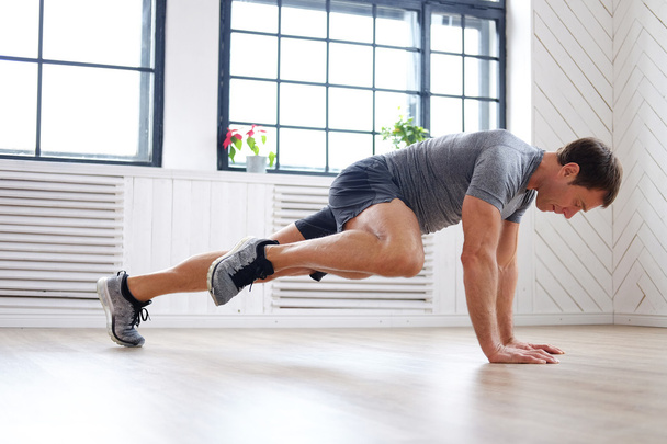 man doing abs workouts - Φωτογραφία, εικόνα