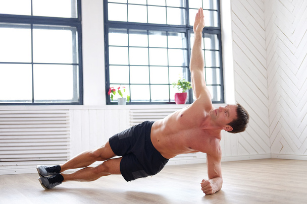 hombre haciendo ejercicios abdominales
 - Foto, imagen