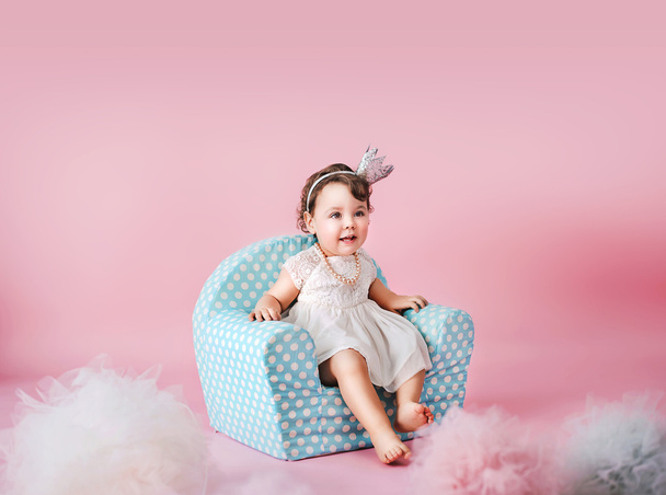 Córeczka siedzi na fotelu infantine - Zdjęcie, obraz