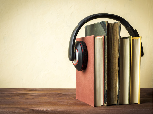 Montón de libros con auriculares
 - Foto, Imagen